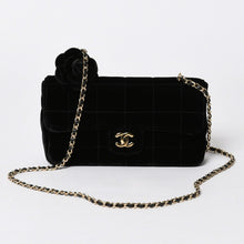 Load the image into the gallery viewer. 新品同様品 CHANEL シャネル チョコバー ベルベット シングルフラップ シングルチェーンバッグ 6番台 ベロア ゴールド金具 中古 4a006444