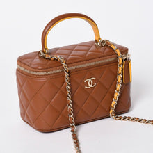 将图片加载到图库查看器中。 新品同様品 CHANEL シャネル ハンドバッグ ショルダーバッグ ココハンドル バニティケース ランダム番台 ブラウン ゴールド金具 ラムスキン 中古 4a006459