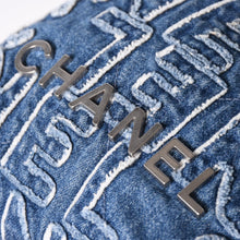 Load the image into the gallery viewer. 新品同様 CHANEL シャネル CHANEL22 ミニ 2WAYショルダーバッグ ココマーク AS3980 デニム ブルー シルバー金具 中古 4a006452