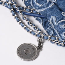 Load the image into the gallery viewer. 新品同様 CHANEL シャネル CHANEL22 ミニ 2WAYショルダーバッグ ココマーク AS3980 デニム ブルー シルバー金具 中古 4a006452