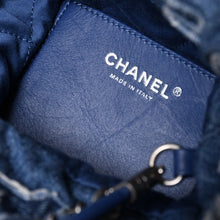 Load the image into the gallery viewer. 新品同様 CHANEL シャネル CHANEL22 ミニ 2WAYショルダーバッグ ココマーク AS3980 デニム ブルー シルバー金具 中古 4a006452