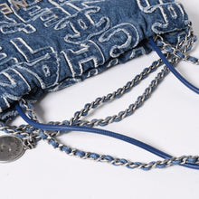 Load the image into the gallery viewer. 新品同様 CHANEL シャネル CHANEL22 ミニ 2WAYショルダーバッグ ココマーク AS3980 デニム ブルー シルバー金具 中古 4a006452