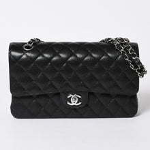 Load the image into the gallery viewer. 新品同様 CHANEL シャネル マトラッセ25 Wフラップ Wチェーンショルダーバッグ キャビアスキン ゴールド金具 ランダム番台 ブラック 中古 4a006559
