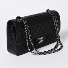 Load the image into the gallery viewer. 新品同様 CHANEL シャネル マトラッセ25 Wフラップ Wチェーンショルダーバッグ キャビアスキン ゴールド金具 ランダム番台 ブラック 中古 4a006559