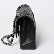 Load the image into the gallery viewer. 新品同様 CHANEL シャネル マトラッセ25 Wフラップ Wチェーンショルダーバッグ キャビアスキン ゴールド金具 ランダム番台 ブラック 中古 4a006559