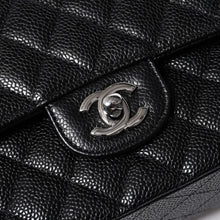 Load the image into the gallery viewer. 新品同様 CHANEL シャネル マトラッセ25 Wフラップ Wチェーンショルダーバッグ キャビアスキン ゴールド金具 ランダム番台 ブラック 中古 4a006559