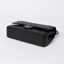 Load the image into the gallery viewer. 新品同様 CHANEL シャネル マトラッセ25 Wフラップ Wチェーンショルダーバッグ キャビアスキン ゴールド金具 ランダム番台 ブラック 中古 4a006559