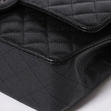 Load the image into the gallery viewer. 新品同様 CHANEL シャネル マトラッセ25 Wフラップ Wチェーンショルダーバッグ キャビアスキン ゴールド金具 ランダム番台 ブラック 中古 4a006559
