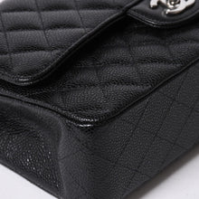 Load the image into the gallery viewer. 新品同様 CHANEL シャネル マトラッセ25 Wフラップ Wチェーンショルダーバッグ キャビアスキン ゴールド金具 ランダム番台 ブラック 中古 4a006559