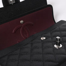 Load the image into the gallery viewer. 新品同様 CHANEL シャネル マトラッセ25 Wフラップ Wチェーンショルダーバッグ キャビアスキン ゴールド金具 ランダム番台 ブラック 中古 4a006559