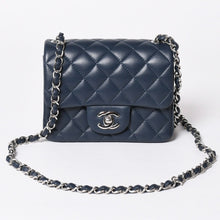 将图片加载到图库查看器中。 新品同様 CHANEL シャネル ミニマトラッセ17 Sフラップ Sチェーンショルダーバッグ 26番台 ココマーク ラムスキン ブルー シルバー 中古 4a006558