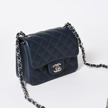 将图片加载到图库查看器中。 新品同様 CHANEL シャネル ミニマトラッセ17 Sフラップ Sチェーンショルダーバッグ 26番台 ココマーク ラムスキン ブルー シルバー 中古 4a006558