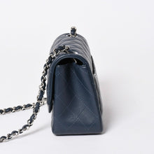 将图片加载到图库查看器中。 新品同様 CHANEL シャネル ミニマトラッセ17 Sフラップ Sチェーンショルダーバッグ 26番台 ココマーク ラムスキン ブルー シルバー 中古 4a006558