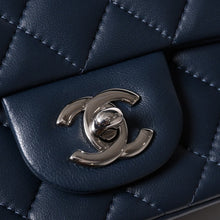 将图片加载到图库查看器中。 新品同様 CHANEL シャネル ミニマトラッセ17 Sフラップ Sチェーンショルダーバッグ 26番台 ココマーク ラムスキン ブルー シルバー 中古 4a006558