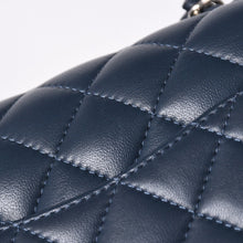 将图片加载到图库查看器中。 新品同様 CHANEL シャネル ミニマトラッセ17 Sフラップ Sチェーンショルダーバッグ 26番台 ココマーク ラムスキン ブルー シルバー 中古 4a006558