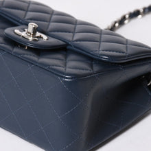 将图片加载到图库查看器中。 新品同様 CHANEL シャネル ミニマトラッセ17 Sフラップ Sチェーンショルダーバッグ 26番台 ココマーク ラムスキン ブルー シルバー 中古 4a006558