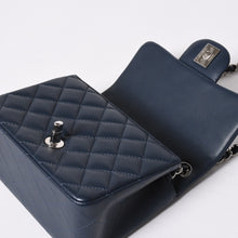 将图片加载到图库查看器中。 新品同様 CHANEL シャネル ミニマトラッセ17 Sフラップ Sチェーンショルダーバッグ 26番台 ココマーク ラムスキン ブルー シルバー 中古 4a006558