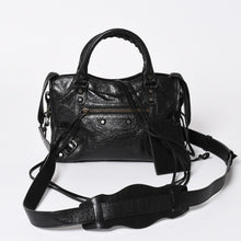 Load the image into the gallery viewer. 極美品 BALENCIAGA バレンシアガ クラシック ミニシティ ナイロン レザー 2WAY ハンドバッグ ショルダーバッグ ブラック 300295 中古 4a006411
