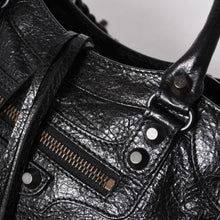 Load the image into the gallery viewer. 極美品 BALENCIAGA バレンシアガ クラシック ミニシティ ナイロン レザー 2WAY ハンドバッグ ショルダーバッグ ブラック 300295 中古 4a006411