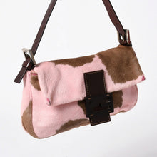 Load the image into the gallery viewer. 極美品 FENDI フェンディ マンマバケット ワンショルダーバッグ ハラコ 26424 ピンク ブラウン 中古 4a006404