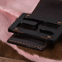 Load the image into the gallery viewer. 極美品 FENDI フェンディ マンマバケット ワンショルダーバッグ ハラコ 26424 ピンク ブラウン 中古 4a006404