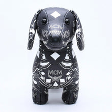 Load the image into the gallery viewer. 極美品 MCM エムシーエム ヴィセトス ドール ダックスフンド ぬいぐるみ ペイズリー柄 インテリア 置物 PVC ブラック 中古 4a006407