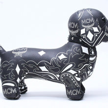 Load the image into the gallery viewer. 極美品 MCM エムシーエム ヴィセトス ドール ダックスフンド ぬいぐるみ ペイズリー柄 インテリア 置物 PVC ブラック 中古 4a006407
