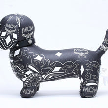 Load the image into the gallery viewer. 極美品 MCM エムシーエム ヴィセトス ドール ダックスフンド ぬいぐるみ ペイズリー柄 インテリア 置物 PVC ブラック 中古 4a006407