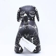 Load the image into the gallery viewer. 極美品 MCM エムシーエム ヴィセトス ドール ダックスフンド ぬいぐるみ ペイズリー柄 インテリア 置物 PVC ブラック 中古 4a006407