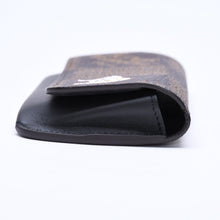 Load the image into the gallery viewer. 極美品 LOUIS VUITTON×NIGO ルイヴィトン ニゴ エテュイ リュネット ウッディー メガネケース GI0497 ブラウン シルバー金具 中古 4a006455