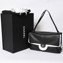 Load the image into the gallery viewer. 新品未使用 26年 CHANEL シャネル マキシハンドバッグ ランダム番台 AS6231 ココマーク グレインカーフスキン ブラック ゴールド金具 中古 4a006556