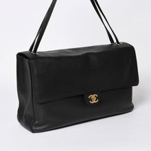 Load the image into the gallery viewer. 新品未使用 26年 CHANEL シャネル マキシハンドバッグ ランダム番台 AS6231 ココマーク グレインカーフスキン ブラック ゴールド金具 中古 4a006556