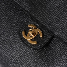 Load the image into the gallery viewer. 新品未使用 26年 CHANEL シャネル マキシハンドバッグ ランダム番台 AS6231 ココマーク グレインカーフスキン ブラック ゴールド金具 中古 4a006556