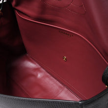 Load the image into the gallery viewer. 新品未使用 26年 CHANEL シャネル マキシハンドバッグ ランダム番台 AS6231 ココマーク グレインカーフスキン ブラック ゴールド金具 中古 4a006556