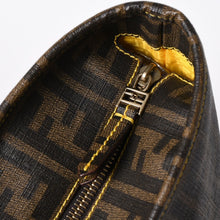 Load the image into the gallery viewer. 極美品 FENDI フェンディ ズッカ柄 トートバッグ AT23605 ホログラムシール付き PVC ブラウン イエロー ゴールド金具 中古 4a006494