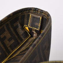 Load the image into the gallery viewer. 極美品 FENDI フェンディ ズッカ柄 トートバッグ AT23605 ホログラムシール付き PVC ブラウン イエロー ゴールド金具 中古 4a006494