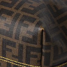 Load the image into the gallery viewer. 極美品 FENDI フェンディ ズッカ柄 トートバッグ AT23605 ホログラムシール付き PVC ブラウン イエロー ゴールド金具 中古 4a006494