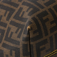 Load the image into the gallery viewer. 極美品 FENDI フェンディ ズッカ柄 トートバッグ AT23605 ホログラムシール付き PVC ブラウン イエロー ゴールド金具 中古 4a006494
