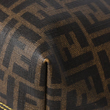 Load the image into the gallery viewer. 極美品 FENDI フェンディ ズッカ柄 トートバッグ AT23605 ホログラムシール付き PVC ブラウン イエロー ゴールド金具 中古 4a006494