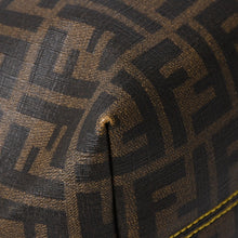 Load the image into the gallery viewer. 極美品 FENDI フェンディ ズッカ柄 トートバッグ AT23605 ホログラムシール付き PVC ブラウン イエロー ゴールド金具 中古 4a006494