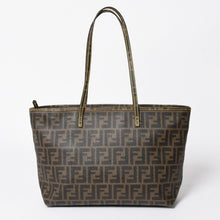 Load the image into the gallery viewer. 極美品 FENDI フェンディ ズッカ柄 トートバッグ AT23605 ホログラムシール付き PVC ブラウン イエロー ゴールド金具 中古 4a006494