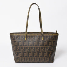 Load the image into the gallery viewer. 極美品 FENDI フェンディ ズッカ柄 トートバッグ AT23605 ホログラムシール付き PVC ブラウン イエロー ゴールド金具 中古 4a006494