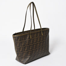 Load the image into the gallery viewer. 極美品 FENDI フェンディ ズッカ柄 トートバッグ AT23605 ホログラムシール付き PVC ブラウン イエロー ゴールド金具 中古 4a006494