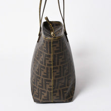 Load the image into the gallery viewer. 極美品 FENDI フェンディ ズッカ柄 トートバッグ AT23605 ホログラムシール付き PVC ブラウン イエロー ゴールド金具 中古 4a006494