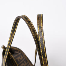 Load the image into the gallery viewer. 極美品 FENDI フェンディ ズッカ柄 トートバッグ AT23605 ホログラムシール付き PVC ブラウン イエロー ゴールド金具 中古 4a006494