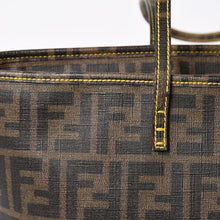Load the image into the gallery viewer. 極美品 FENDI フェンディ ズッカ柄 トートバッグ AT23605 ホログラムシール付き PVC ブラウン イエロー ゴールド金具 中古 4a006494