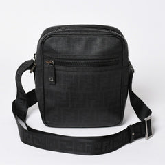 極美品 FENDI フェンディ ズッカ FFロゴ クロスボディ ショルダーバッグ 7VA232 PVC ブラック ブラックメタル金具 中古 4a006498