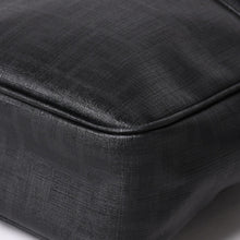 Load the image into the gallery viewer. 極美品 FENDI フェンディ ズッカ FFロゴ クロスボディ ショルダーバッグ 7VA232 PVC ブラック ブラックメタル金具 中古 4a006498