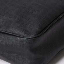 Load the image into the gallery viewer. 極美品 FENDI フェンディ ズッカ FFロゴ クロスボディ ショルダーバッグ 7VA232 PVC ブラック ブラックメタル金具 中古 4a006498