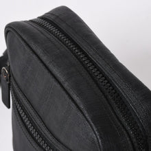 Load the image into the gallery viewer. 極美品 FENDI フェンディ ズッカ FFロゴ クロスボディ ショルダーバッグ 7VA232 PVC ブラック ブラックメタル金具 中古 4a006498